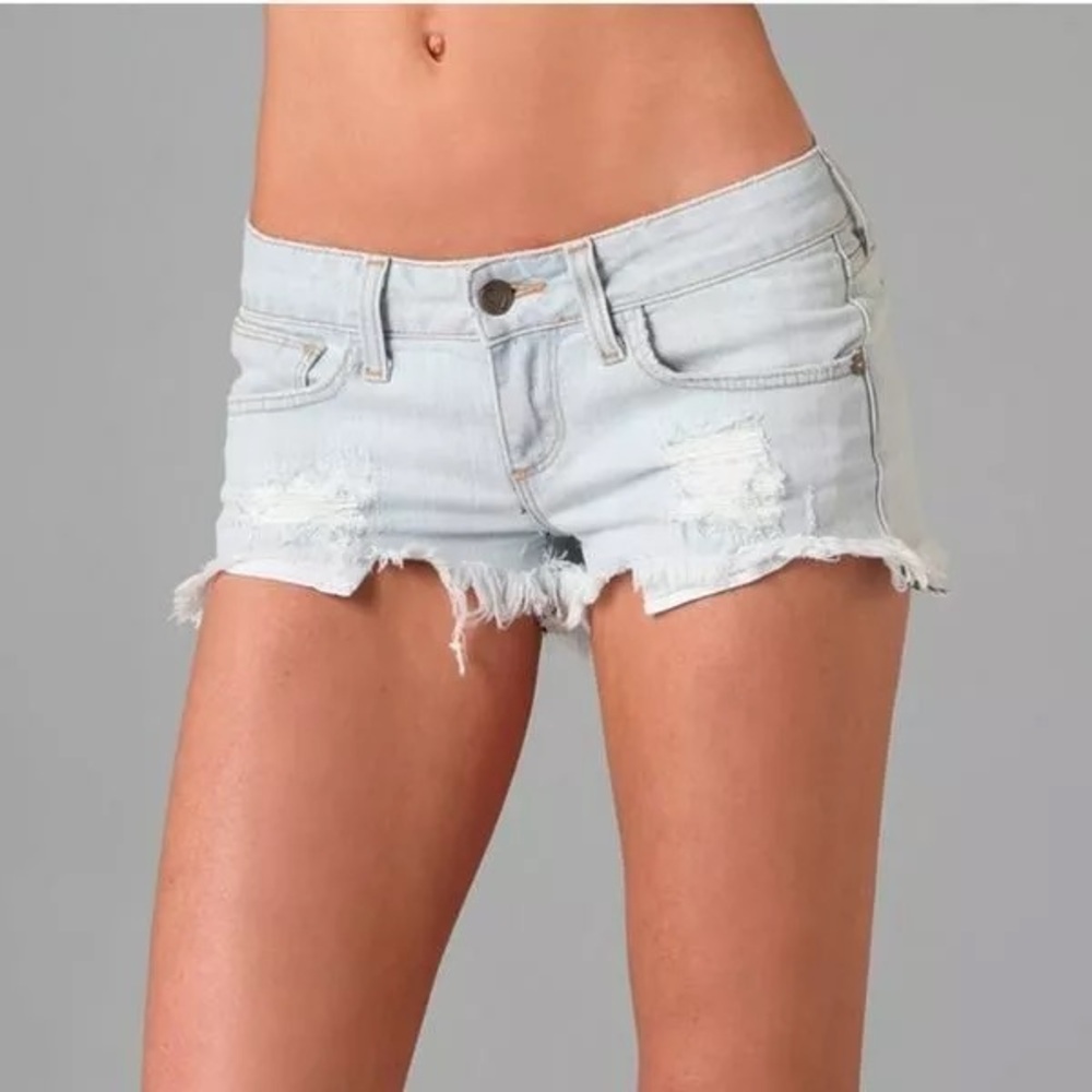 WILDFOX || Couture Friday Night Distressed Cut Off Shorts in LIGHT STONE size 29